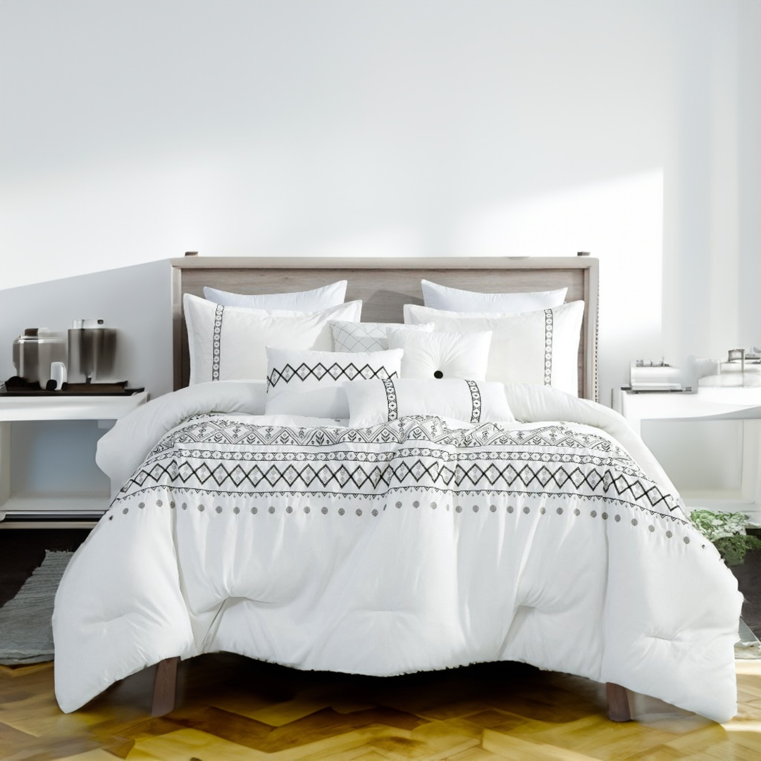 Luxury 7 Piece White Color Embroidered Bed in Bag Comforter Set Q/K Size-22207