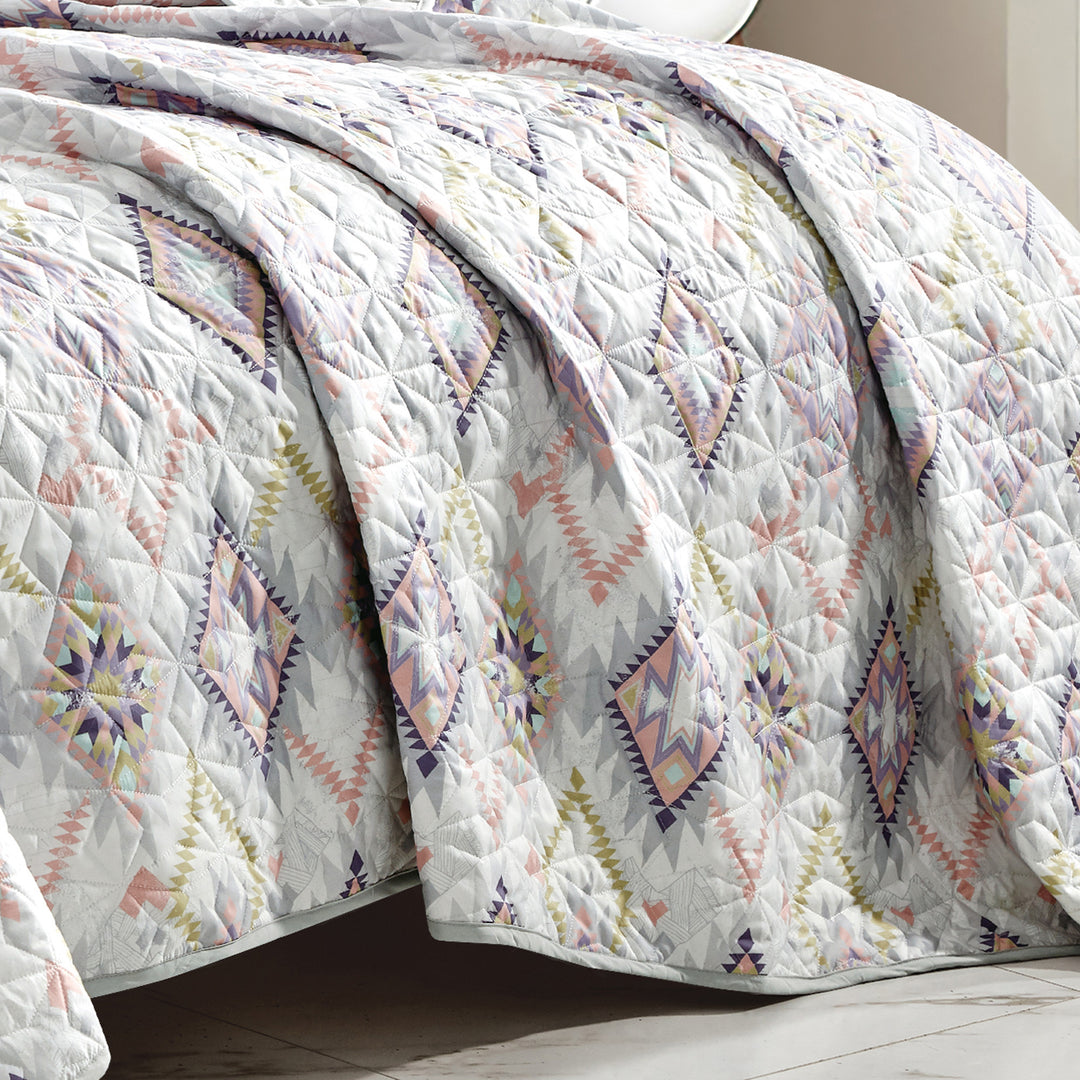 Reversible 3-Piece Geometric Aztec Quilted Bedspread Set with Pillow Shams