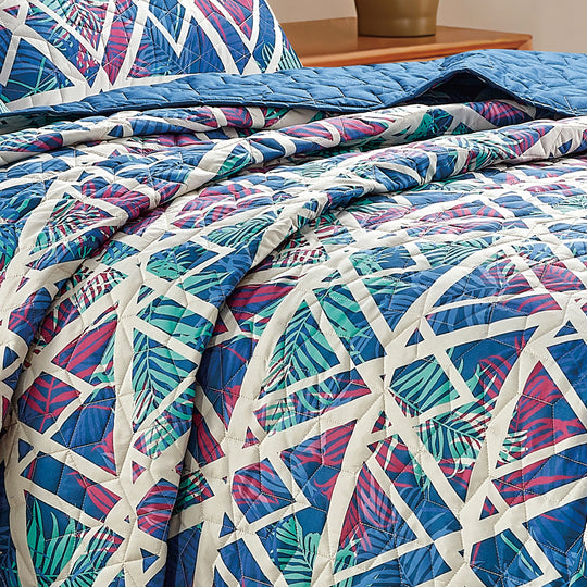Reversible 3-Piece Geometric Triangle Bedspread Set - Quilted Coverlet with Pillow Shams