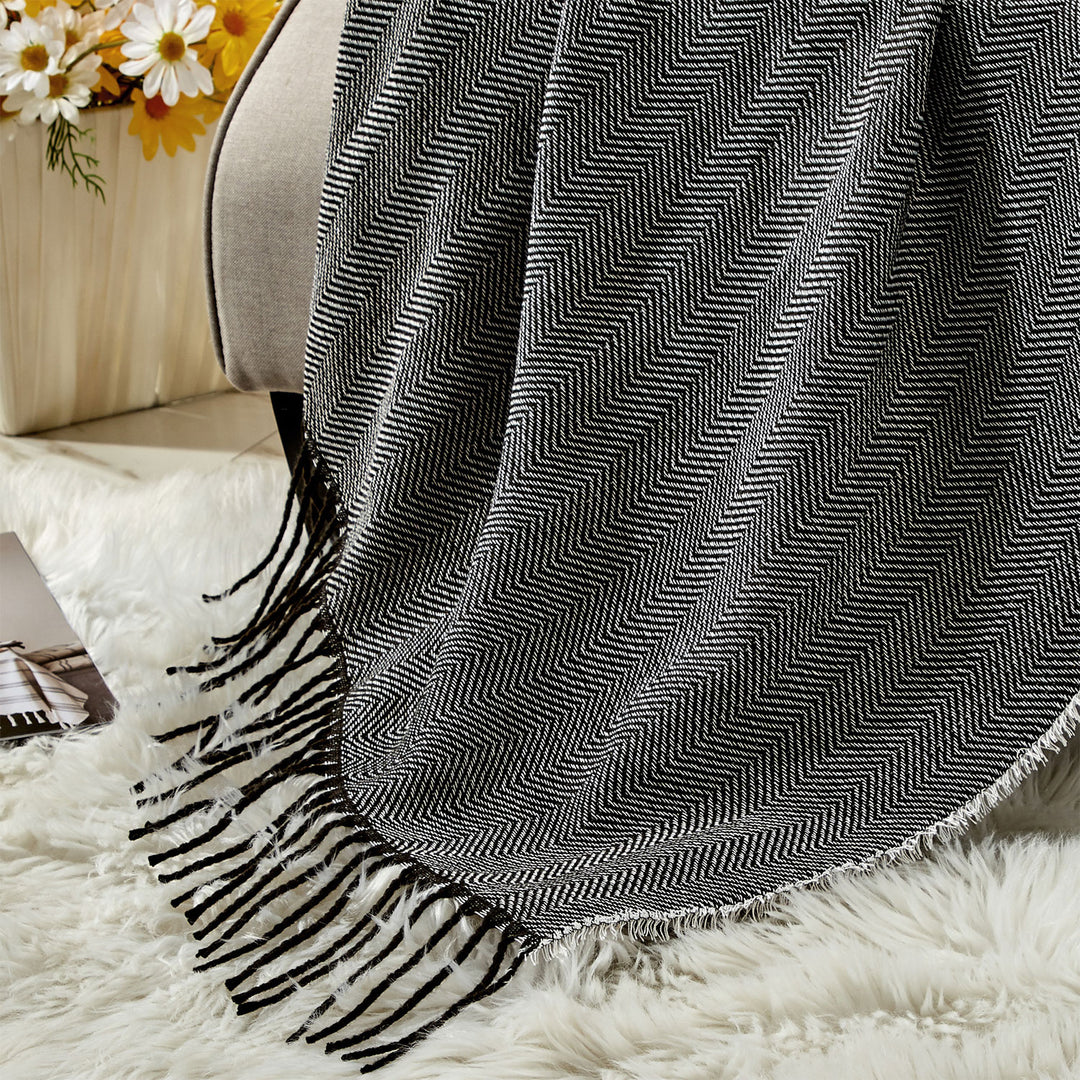 1 Piece Knitted Throw Blanket with Decorative Tassels for Couch Sofa Chair, Rustic Yarn-Dye Woven Blanket with Geometric Pattern